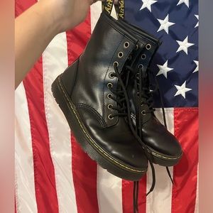 WOMENS SIZE 8 DR MARTENS